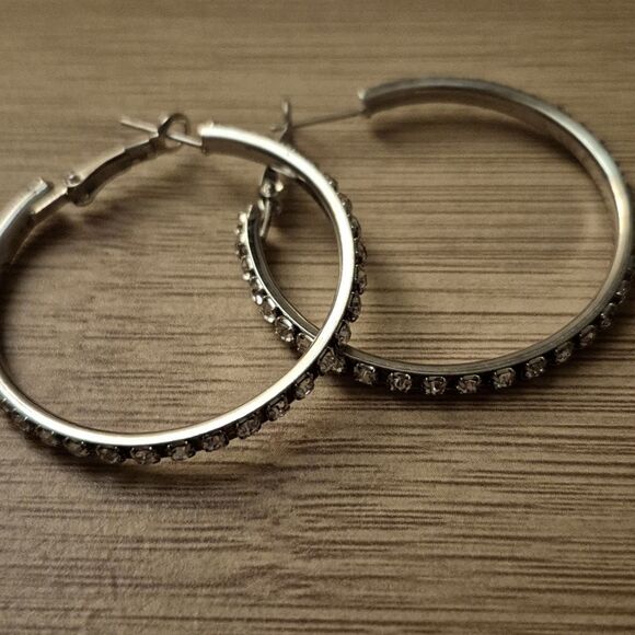 🎁$ 6 Bundled 🎁Boho Rhinestone Silver Hoop Earrings 2" Hinge Back - Picture 1 of 5